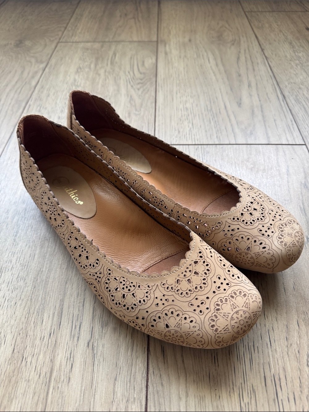 Earthies Women’s Size 11B Taupe Tan Leather Laser Cut Ballet Flats Comfort Shoes